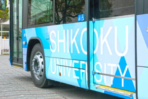 四国大学バス ラッピングデザイン制作