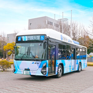 四国大学バス ラッピングデザイン制作